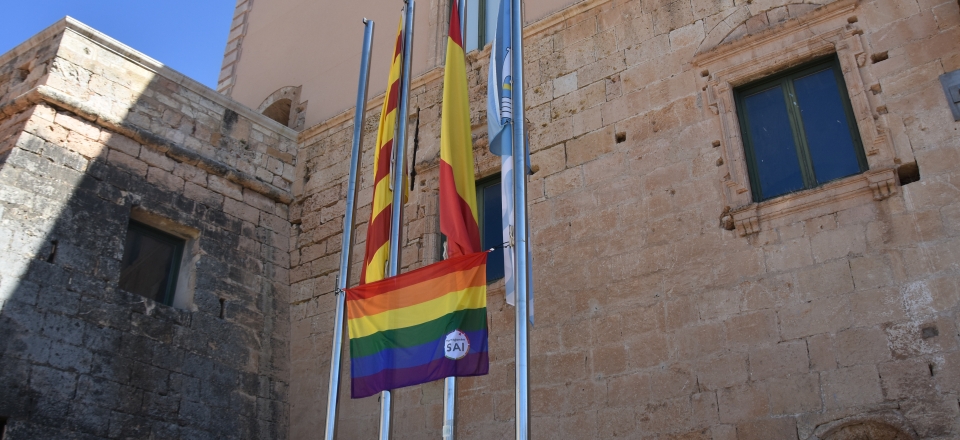 Bandera LGTBI façana Ajuntament