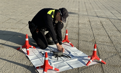 Agent de la Policia Local preparant el dron