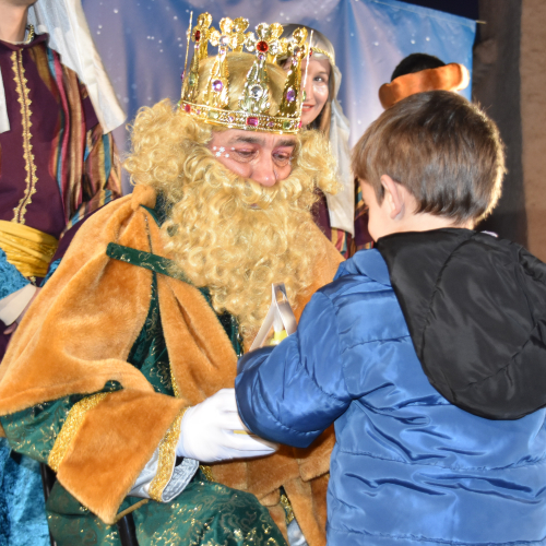 El rei Gaspar, entregant un regal a un infant